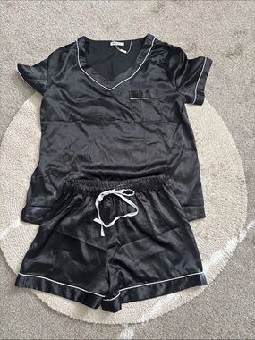 Does size small satin pajama set